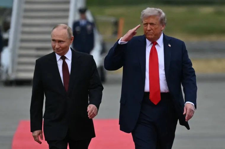 Široki osmijesi, prijateljski stav: Pogledajte veseli susret Putina i Trumpa