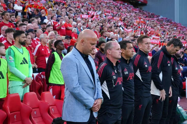 Emotivna noć: Ovako je Anfield odao počast tragično preminulim Diogu Joti i Andre Silvi