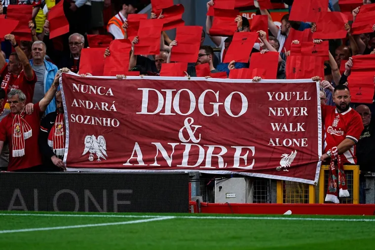 Emotivna noć: Ovako je Anfield odao počast tragično preminulim Diogu Joti i Andre Silvi