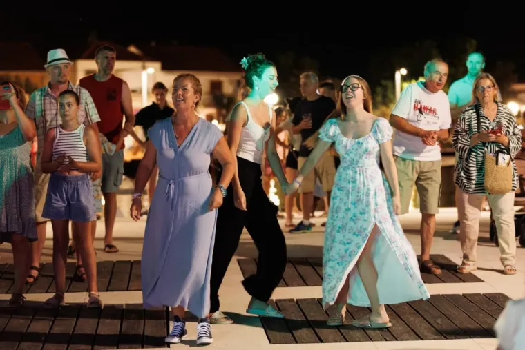 Baš su slatki! Zaljubljeni golupčići romantičnim plesom ukrali show u Petrčanima