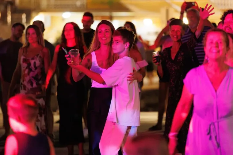 Baš su slatki! Zaljubljeni golupčići romantičnim plesom ukrali show u Petrčanima