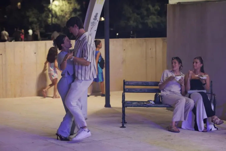 Baš su slatki! Zaljubljeni golupčići romantičnim plesom ukrali show u Petrčanima