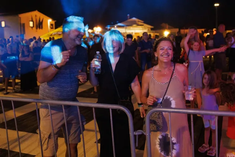 Baš su slatki! Zaljubljeni golupčići romantičnim plesom ukrali show u Petrčanima