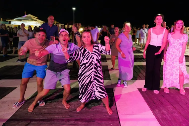 Baš su slatki! Zaljubljeni golupčići romantičnim plesom ukrali show u Petrčanima