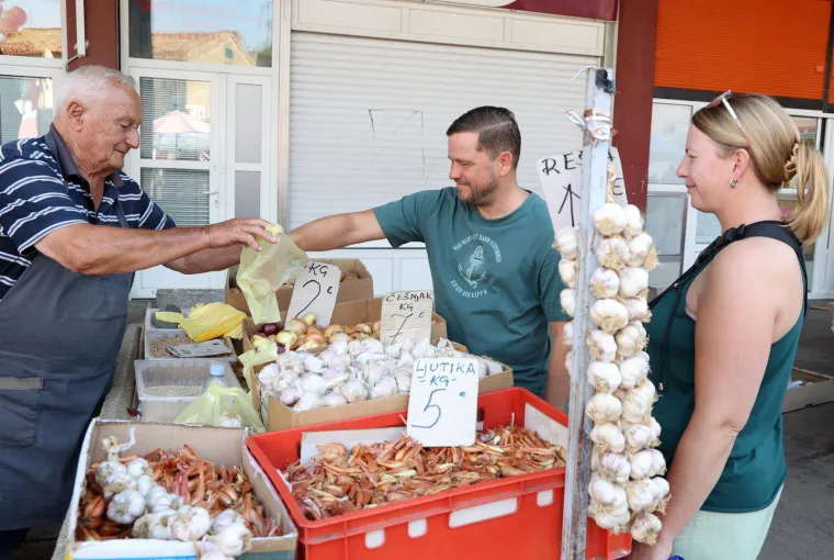 Grožđe, šljive, marelice - sve po 5 eura: Je li vam ovo normalno? Pogledajte cijene s tržnice na Jadranu