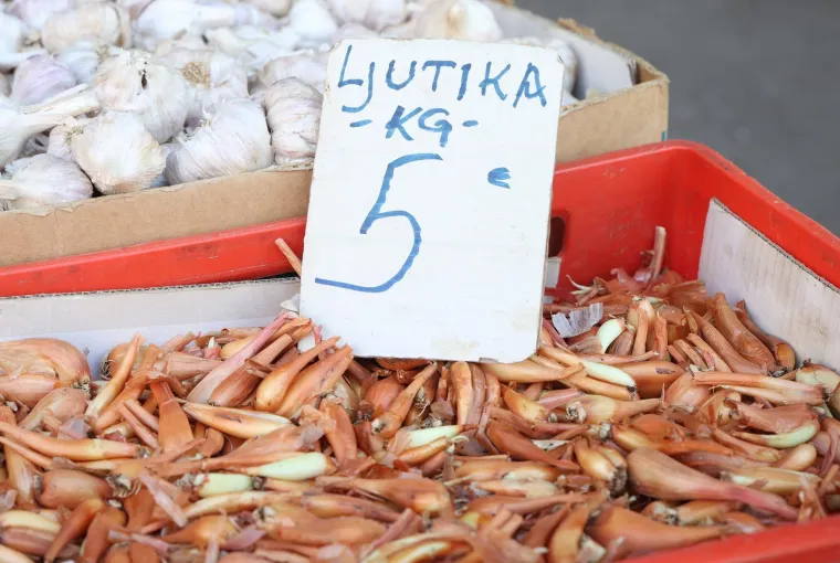 Grožđe, &scaron;ljive, marelice - sve po 5 eura: Je li vam ovo normalno? Pogledajte cijene s tržnice na Jadranu