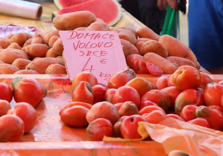 Grožđe, šljive, marelice - sve po 5 eura: Je li vam ovo normalno? Pogledajte cijene s tržnice na Jadranu