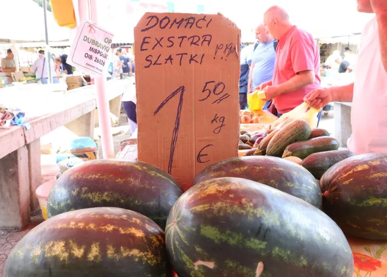 Grožđe, šljive, marelice - sve po 5 eura: Je li vam ovo normalno? Pogledajte cijene s tržnice na Jadranu