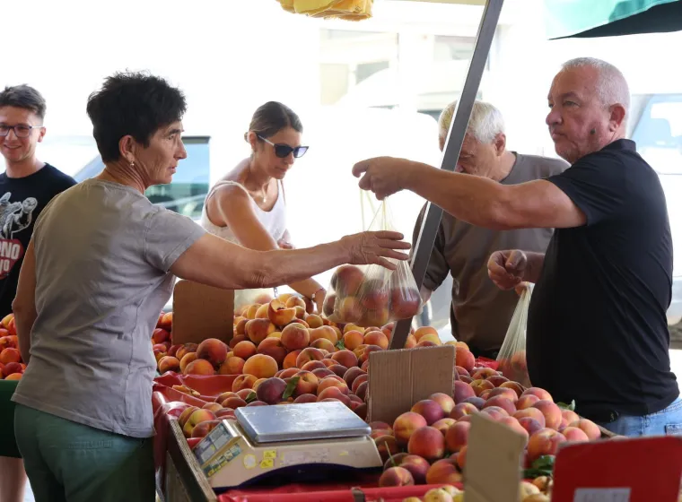 Grožđe, šljive, marelice - sve po 5 eura: Je li vam ovo normalno? Pogledajte cijene s tržnice na Jadranu