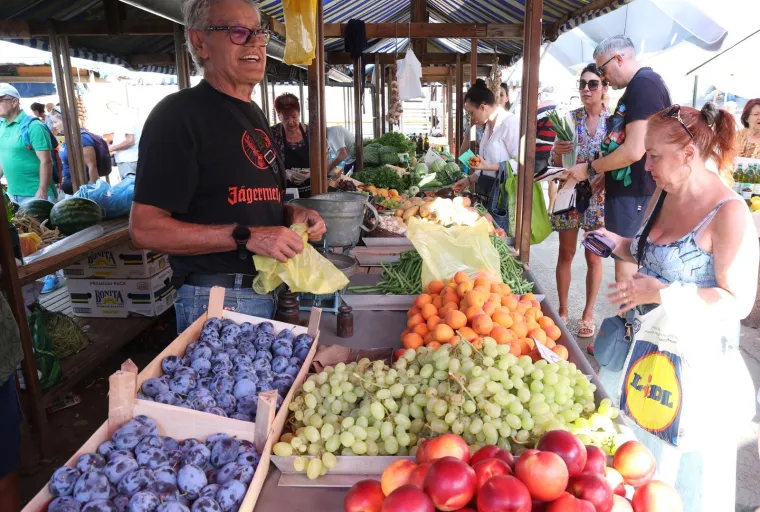 Grožđe, šljive, marelice - sve po 5 eura: Je li vam ovo normalno? Pogledajte cijene s tržnice na Jadranu