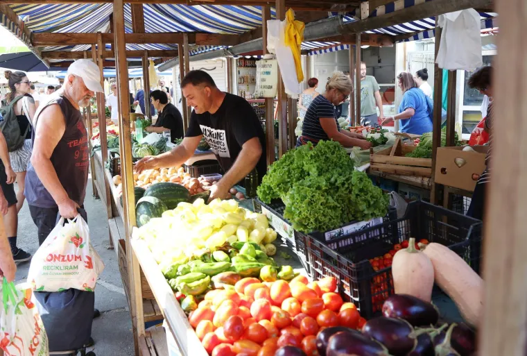 Grožđe, šljive, marelice - sve po 5 eura: Je li vam ovo normalno? Pogledajte cijene s tržnice na Jadranu