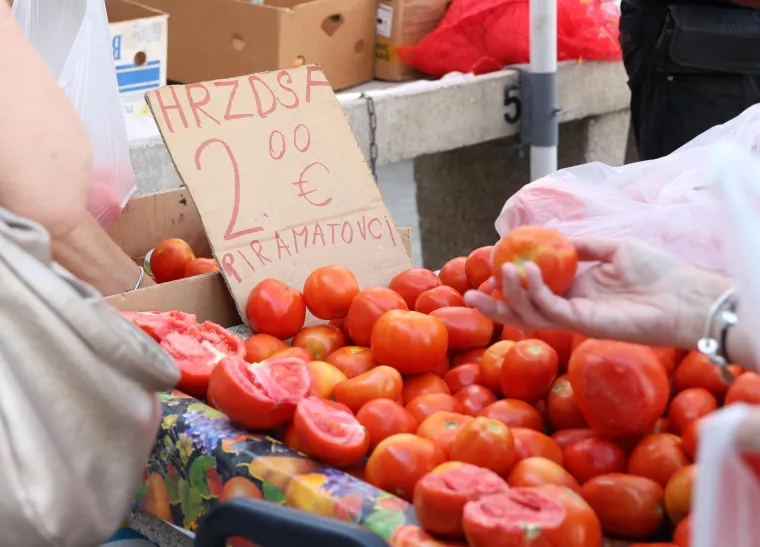 Grožđe, šljive, marelice - sve po 5 eura: Je li vam ovo normalno? Pogledajte cijene s tržnice na Jadranu