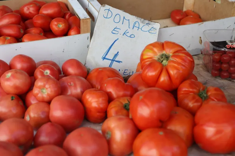 Grožđe, šljive, marelice - sve po 5 eura: Je li vam ovo normalno? Pogledajte cijene s tržnice na Jadranu