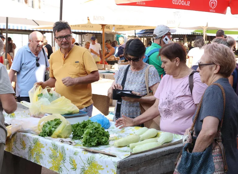 Grožđe, šljive, marelice - sve po 5 eura: Je li vam ovo normalno? Pogledajte cijene s tržnice na Jadranu