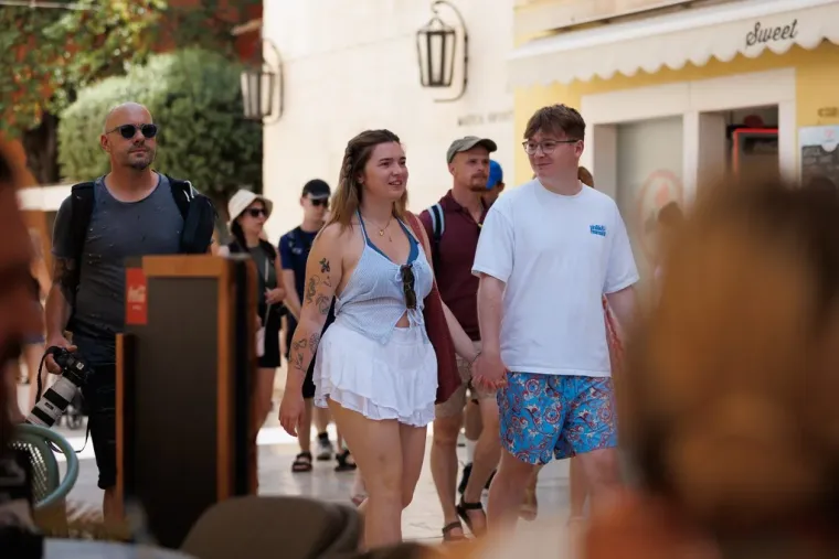 U nju je teško bilo ne gledati: Zanosna dama u bijelom bacila Zadar na koljena