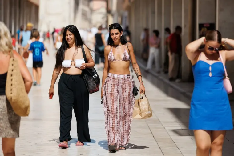 U nju je te&scaron;ko bilo ne gledati: Zanosna dama u bijelom bacila Zadar na koljena