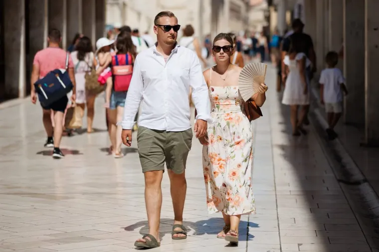 U nju je te&scaron;ko bilo ne gledati: Zanosna dama u bijelom bacila Zadar na koljena