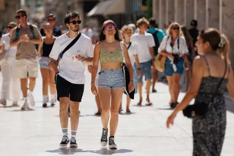 U nju je te&scaron;ko bilo ne gledati: Zanosna dama u bijelom bacila Zadar na koljena