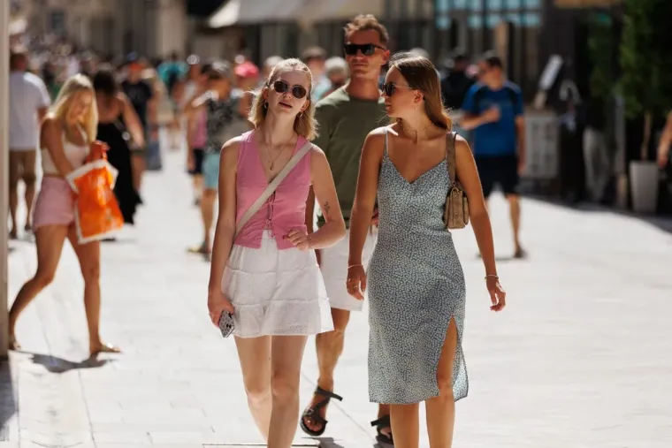 U nju je te&scaron;ko bilo ne gledati: Zanosna dama u bijelom bacila Zadar na koljena
