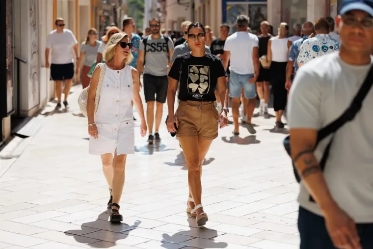 U nju je te&scaron;ko bilo ne gledati: Zanosna dama u bijelom bacila Zadar na koljena