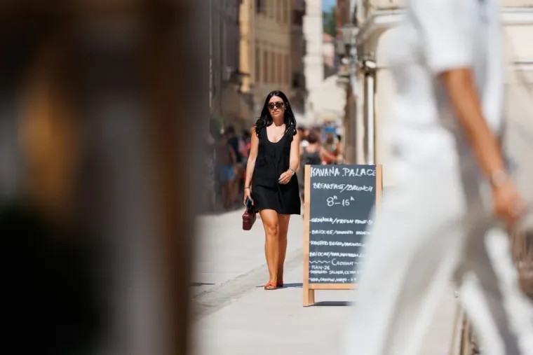 U nju je te&scaron;ko bilo ne gledati: Zanosna dama u bijelom bacila Zadar na koljena