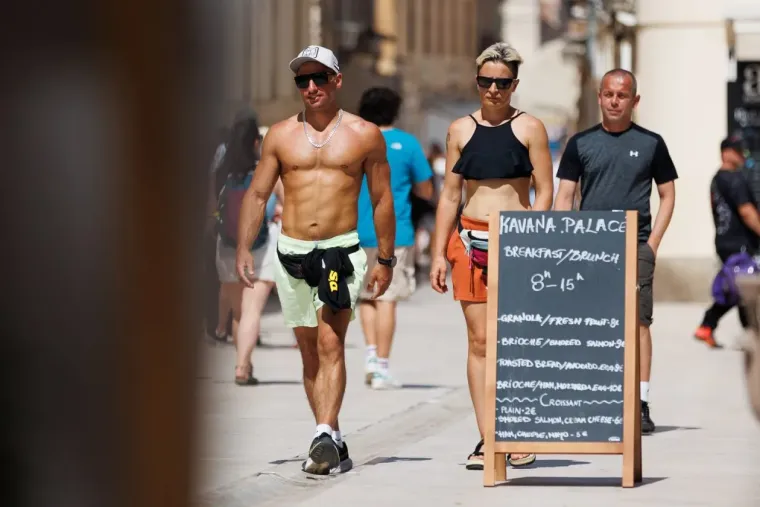 U nju je te&scaron;ko bilo ne gledati: Zanosna dama u bijelom bacila Zadar na koljena