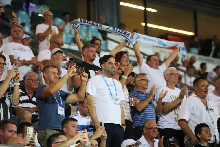 Ljepotice plijenile pažnju na Rujevici, a jedna situacija šokirala je čitav stadion