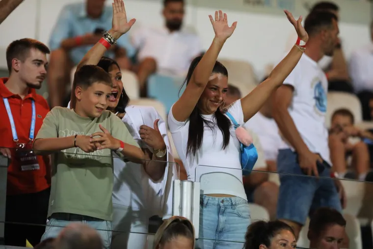 Ljepotice plijenile pažnju na Rujevici, a jedna situacija šokirala je čitav stadion