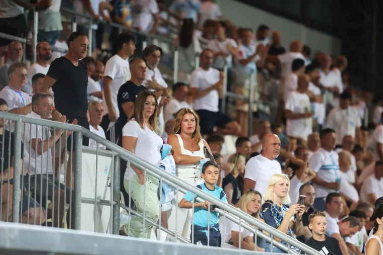 Ljepotice plijenile pažnju na Rujevici, a jedna situacija &scaron;okirala je čitav stadion