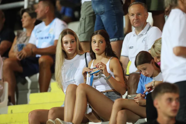Ljepotice plijenile pažnju na Rujevici, a jedna situacija &scaron;okirala je čitav stadion