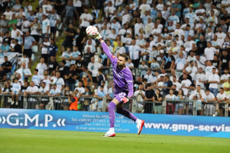 Ljepotice plijenile pažnju na Rujevici, a jedna situacija &scaron;okirala je čitav stadion