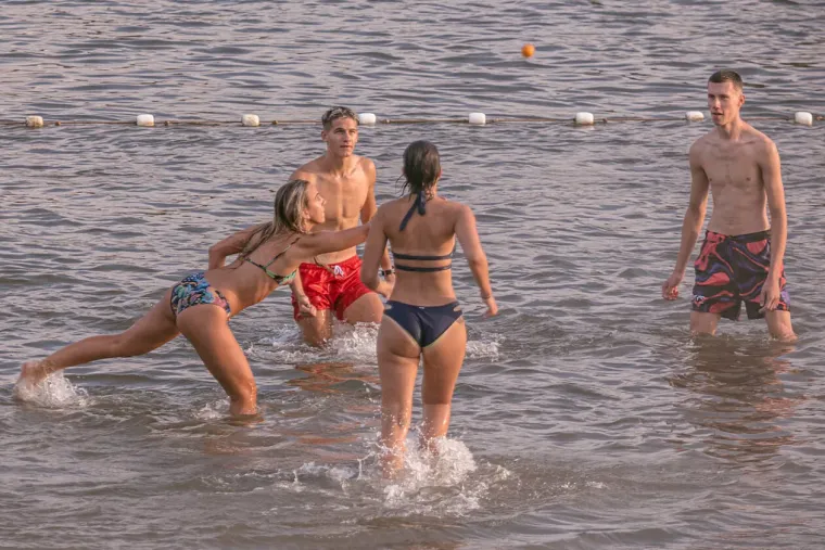 Prezgodne Osječanke zaigrale odbojku na pijesku na Kopiki: Ne zna&scaron; koja je ljep&scaron;a