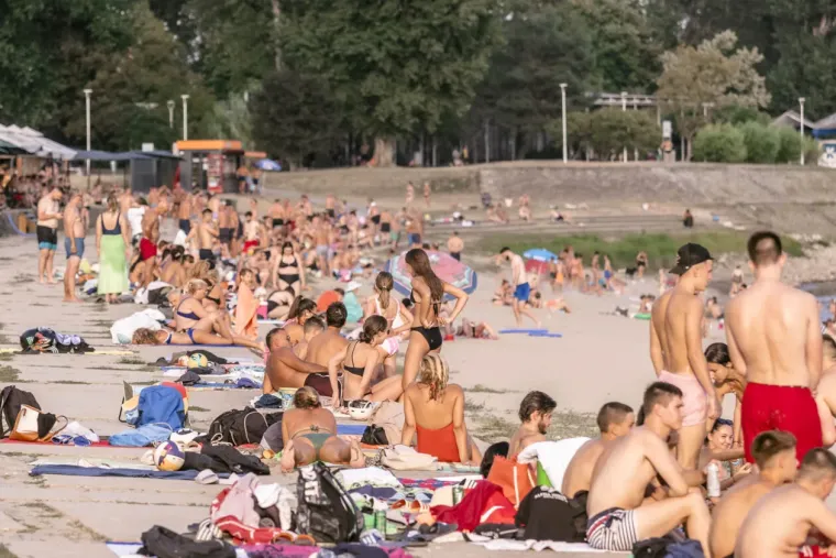 Prezgodne Osječanke zaigrale odbojku na pijesku na Kopiki: Ne zna&scaron; koja je ljep&scaron;a