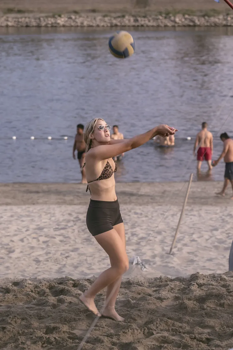 Prezgodne Osječanke zaigrale odbojku na pijesku na Kopiki: Ne zna&scaron; koja je ljep&scaron;a