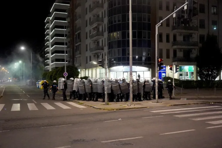 Prizori iz Srbije obilaze svijet! Letjele baklje, demolirano sjedište SNS-a, policija i vojska na ulici