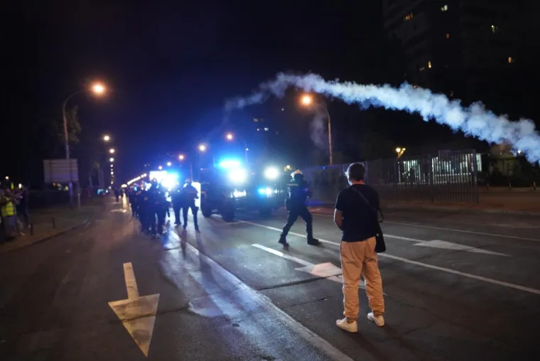 Prizori iz Srbije obilaze svijet! Letjele baklje, demolirano sjedište SNS-a, policija i vojska na ulici