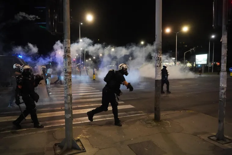 Prizori iz Srbije obilaze svijet! Letjele baklje, demolirano sjedište SNS-a, policija i vojska na ulici