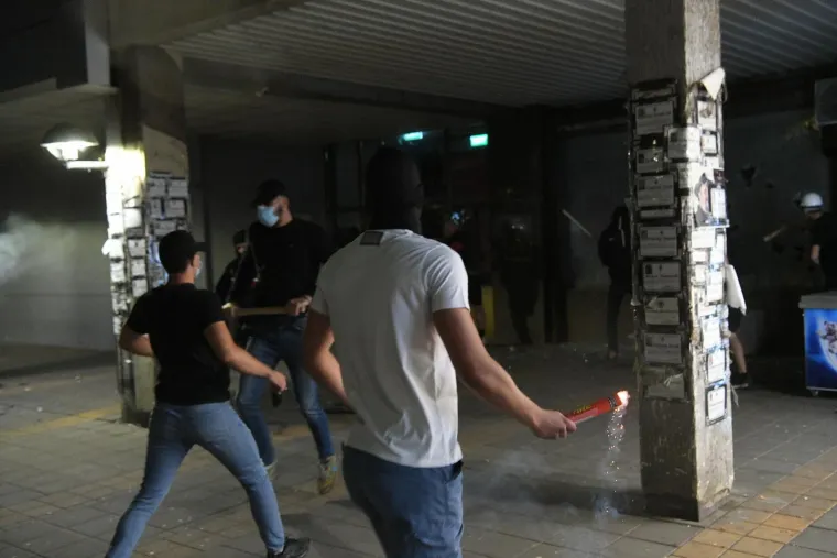 Prizori iz Srbije obilaze svijet! Letjele baklje, demolirano sjedište SNS-a, policija i vojska na ulici