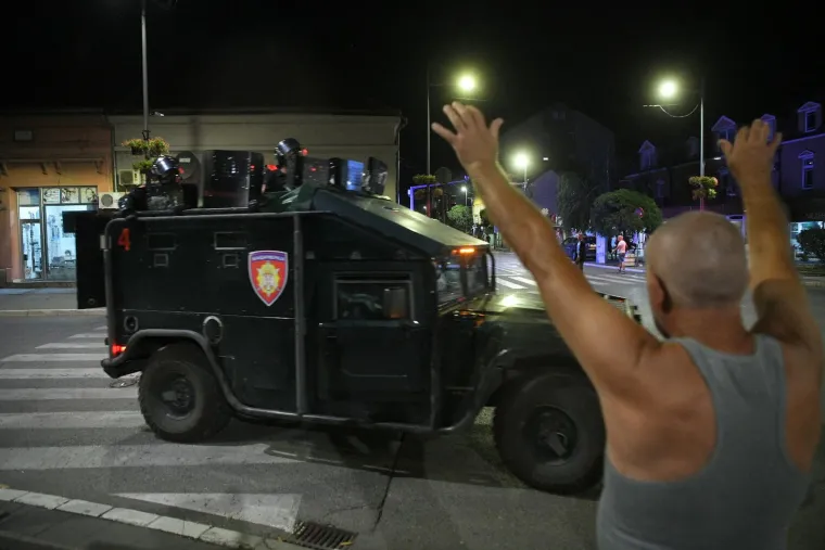 Prizori iz Srbije obilaze svijet! Letjele baklje, demolirano sjedište SNS-a, policija i vojska na ulici