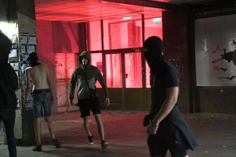 Prizori iz Srbije obilaze svijet! Letjele baklje, demolirano sjedište SNS-a, policija i vojska na ulici