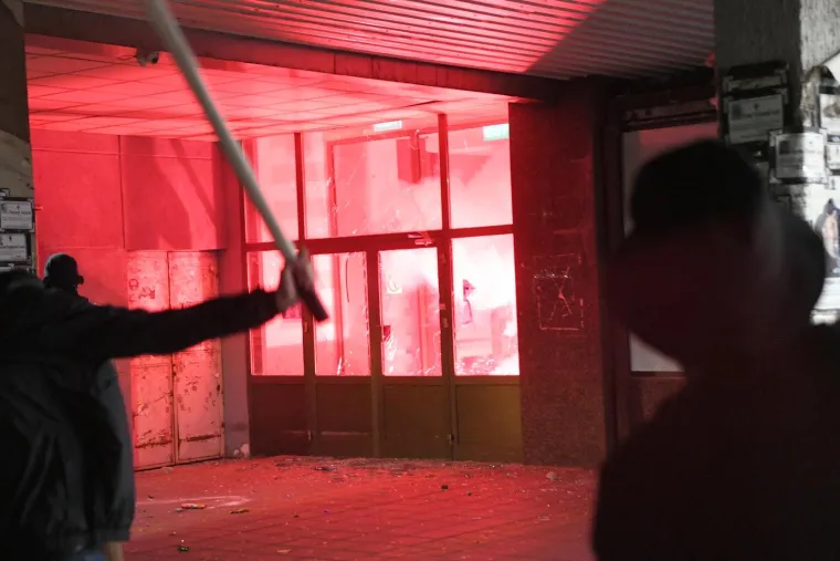 Prizori iz Srbije obilaze svijet! Letjele baklje, demolirano sjedište SNS-a, policija i vojska na ulici