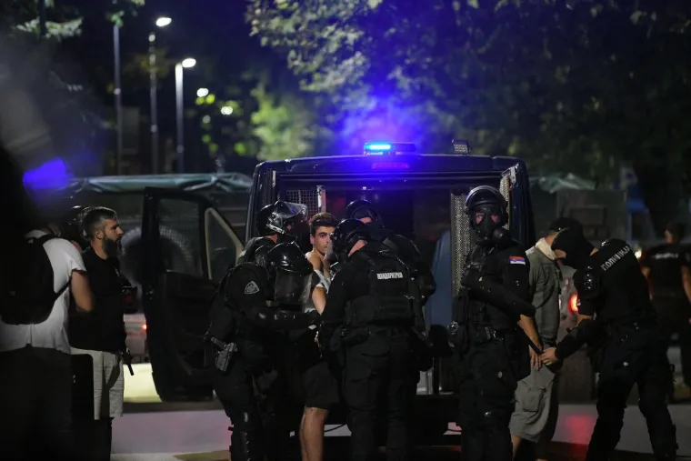 Prizori iz Srbije obilaze svijet! Letjele baklje, demolirano sjedište SNS-a, policija i vojska na ulici