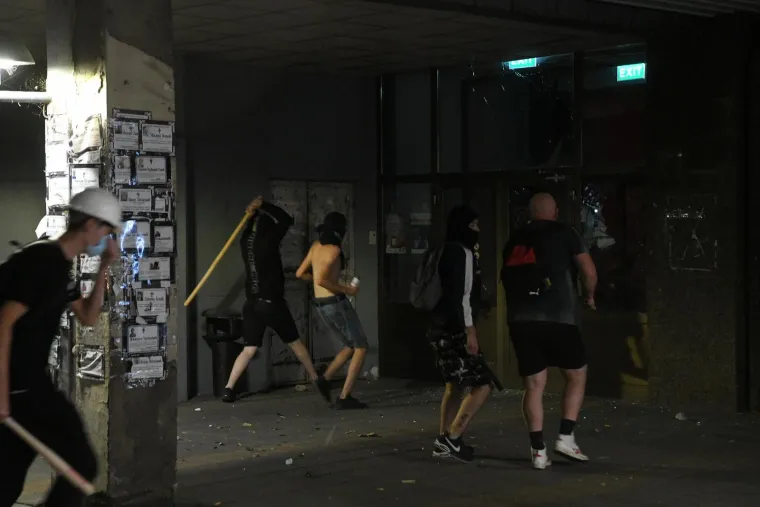 Prizori iz Srbije obilaze svijet! Letjele baklje, demolirano sjedište SNS-a, policija i vojska na ulici