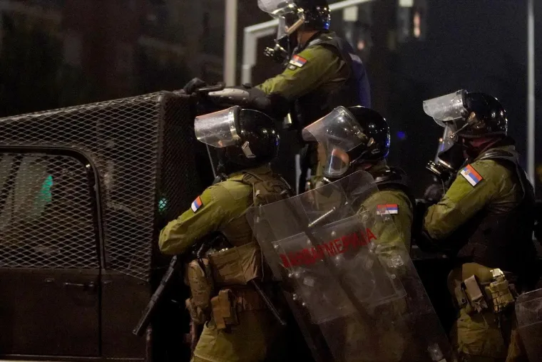 Prizori iz Srbije obilaze svijet! Letjele baklje, demolirano sjedište SNS-a, policija i vojska na ulici