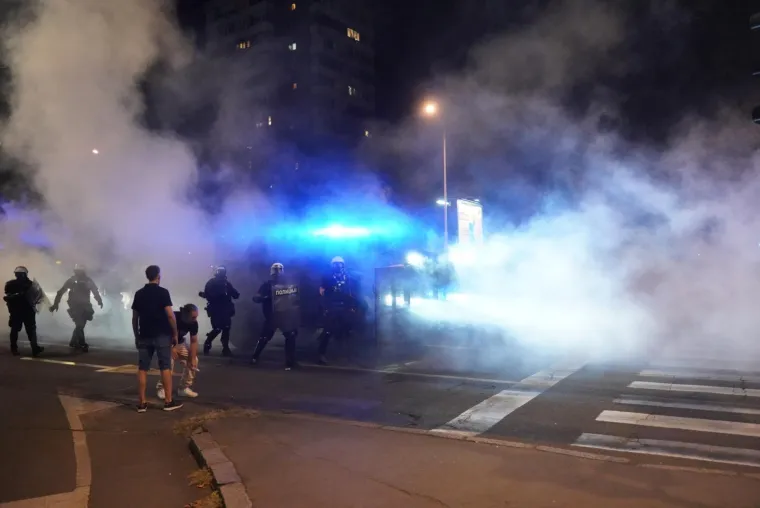 Prizori iz Srbije obilaze svijet! Letjele baklje, demolirano sjedište SNS-a, policija i vojska na ulici