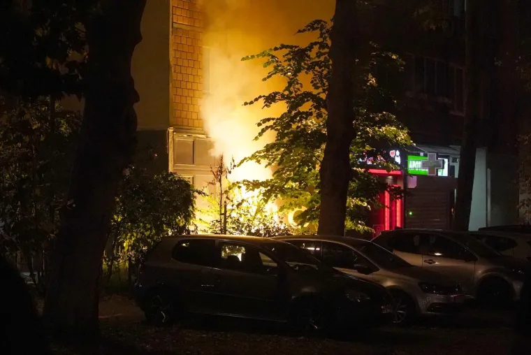 Prizori iz Srbije obilaze svijet! Letjele baklje, demolirano sjedište SNS-a, policija i vojska na ulici