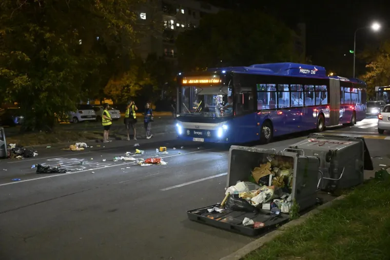 Prizori iz Srbije obilaze svijet! Letjele baklje, demolirano sjedište SNS-a, policija i vojska na ulici