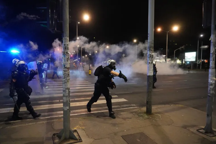 Prizori iz Srbije obilaze svijet! Letjele baklje, demolirano sjedište SNS-a, policija i vojska na ulici