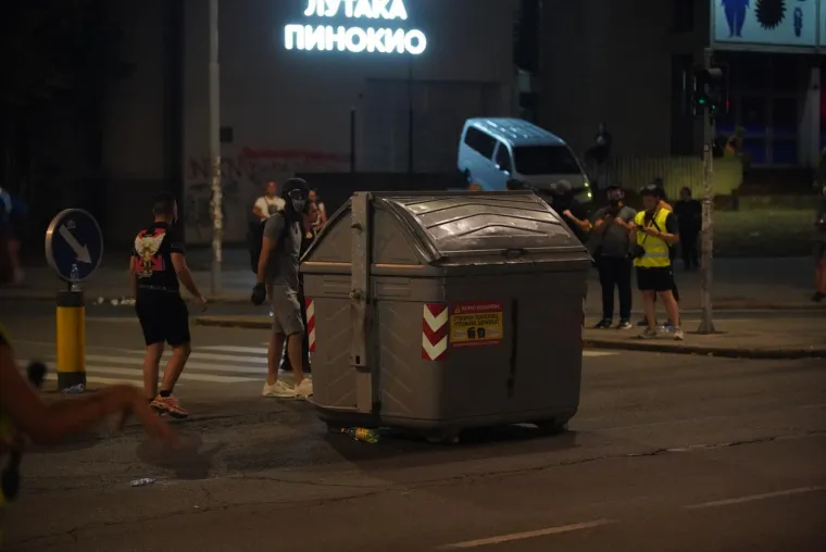 Prizori iz Srbije obilaze svijet! Letjele baklje, demolirano sjedi&scaron;te SNS-a, policija i vojska na ulici