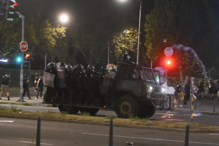 Prizori iz Srbije obilaze svijet! Letjele baklje, demolirano sjedi&scaron;te SNS-a, policija i vojska na ulici